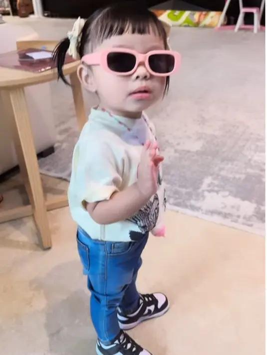 Pose dalam berbagai gaya, Ameena Atta terlihat sangat menggemaskan [@ameenatta]