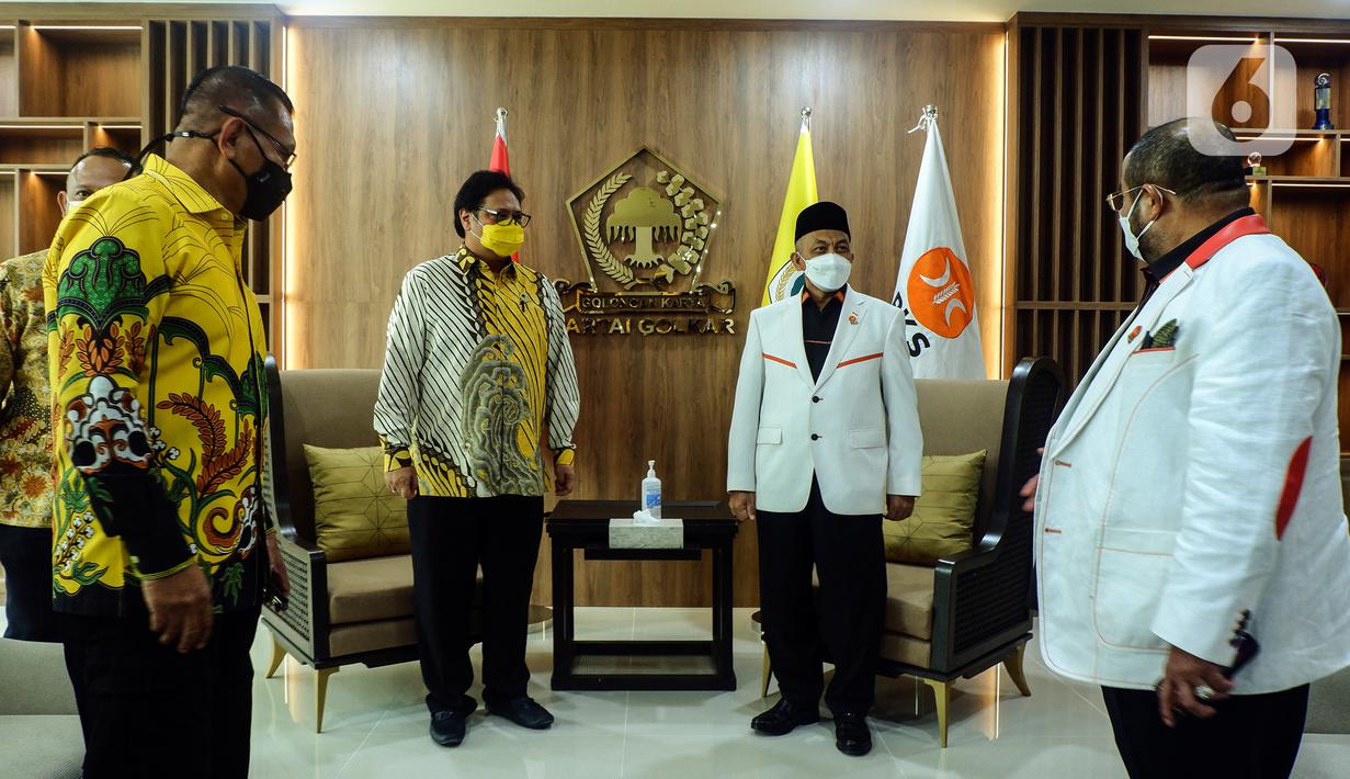 Ketua Umum Partai Golkar Airlangga Hartanto menyambut kedatangan Presiden Partai Keadilan Sejahtera (PKS) Ahmad Syaikhu saat pertemuan di DPP Partai Golkar, Jakarta, Kamis (29/4/2021). (Liputan6.com/Johan Tallo)