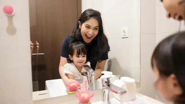 Umumkan Kehamilan Ke-2, Ini 7 Momen Seru Caca Tengker Bersama Anak