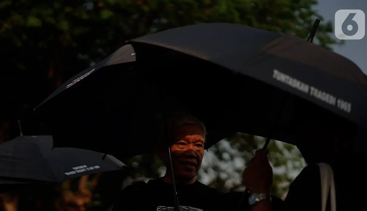 Aktivis Jaringan Solidaritas Korban untuk Keadilan menggelar aksi Kamisan di depan Istana Merdeka, Kamis (24/10/2019). Aksi ke-607 mengkritisi pelantikan Prabowo Subianto sebagai Menteri Pertahanan yang dianggap bertanggung jawab atas sejumlah kasus pelanggaran HAM. (Liputan6.com/Immanuel Antonius)