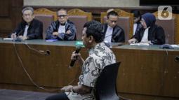 Terdakwa kasus suap jual beli jabatan di lingkungan Kemenag Romahurmuziy menjalani sidang vonis di Pengadilan Tipikor Jakarta, Senin (20/1/2020). Mantan Ketum PPP itu divonis pidana penjara selama dua tahun dan denda Rp100 juta subsider tiga bulan kurungan. (Liputan6.com/Faizal Fanani)