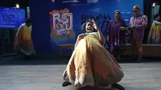 Sejumlah pemain Teater Koma menampilkan adegan pementasan Rumah Sakit Jiwa di Jakarta, Jumat (10/7/2026). Lakon yang pertama kali dipentaskan 35 tahun lalu itu kembali diproduksi dan akan dipentaskan pada 30 Juli hingga 2 Agustus 2026 di Graha Bhakti Budaya, Taman Ismail Marzuki. Pementasan tersebut mengangkat isu kemanusiaan, relasi kuasa, dan dinamika sosial yang tetap relevan dengan kehidupan masyarakat saat ini. (KLY/Budy Santoso)