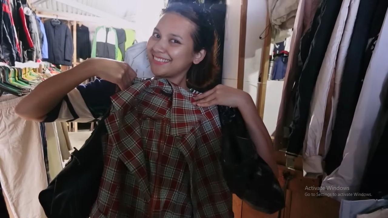 10 Potret Keseruan Indah Permatasari Thrifting Baju di Kampung Halaman Arie Kriting, Lewati Jalan Becek - Dipeluk Ibu-Ibu