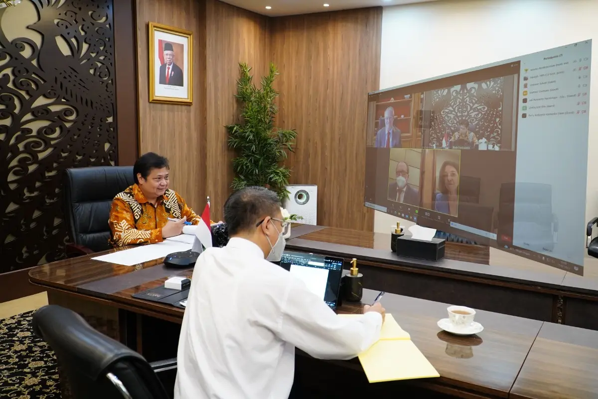 Menteri Koordinator Bidang Perekonomian Airlangga Hartarto dengan Sekretaris Jenderal OECD Mathias Cormann dalam diskusi secara virtual, Rabu (17/2/2022). (Sumber ekon.go.id)