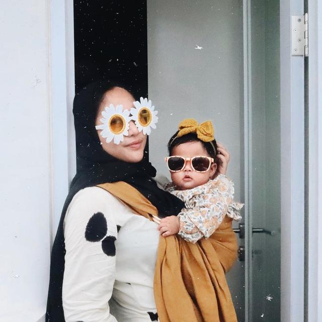 6 Gaya Bayi Seleb saat Berjemur, Lucu dan Menggemaskan