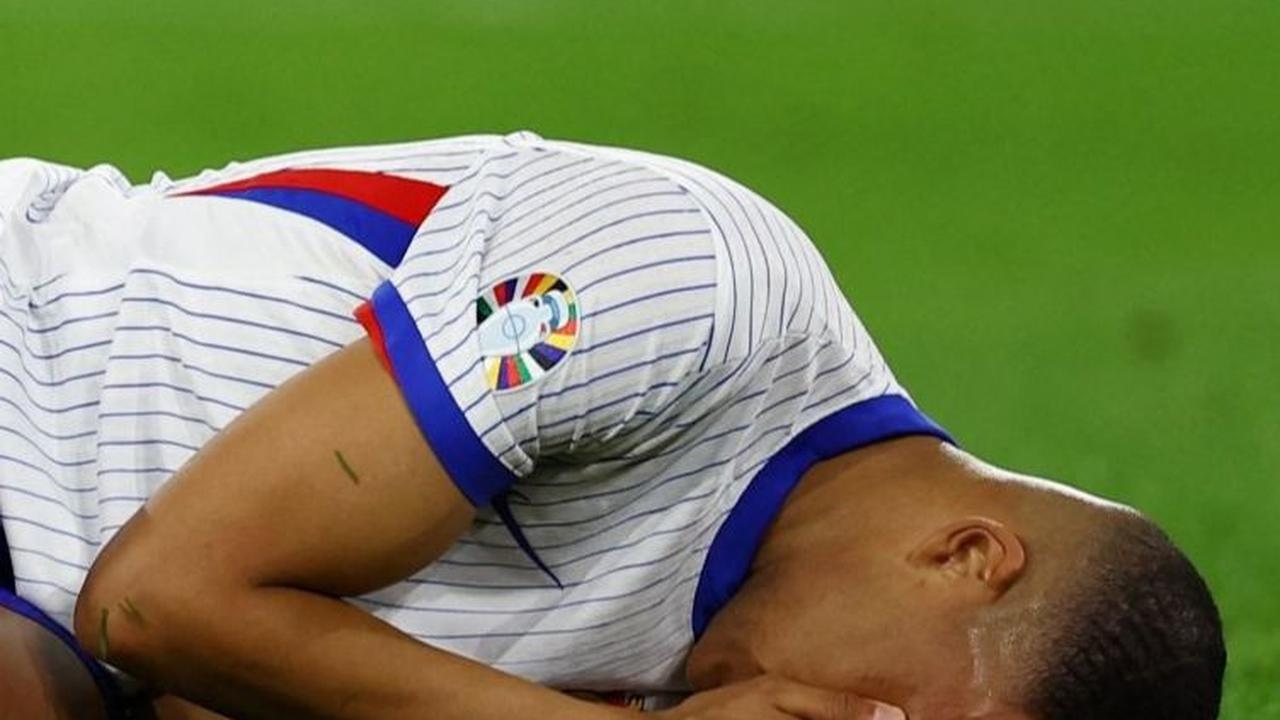 Hidung Mbappe mengeluarkan darah setelah menghantam pundak Kevin Danso dengan keras saat melakukan duel udara. Foto: REUTERS / Kacper Pempel