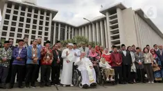 Pemimpin Gereja Katolik Sedunia, Paus Fransiskus (tengah) bersama Imam Besar Masjid Istiqlal, Nasaruddin Umar serta tokoh-tokoh agama lainnya berfoto bersama di halaman Masjid Istiqlal, Jakarta, Kamis (5/9/2024). (Liputan6.com/Herman Zakharia)
