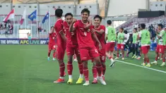 Pemain belakang timnas Indonesia U-23, Komang Teguh Trisnanda (tengah) merayakan golnya ke gawang Australia U-23 pada penyisihan Grup A Piala Asia U-23 di Stadion Abdullah Bin Khalifah, Qatar, Kamis (18/4/2024). (Dok: PSSI)