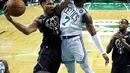 Pemain Boston Celtics, Jaylen Brown (7) melakukan adangan terhadap pemain Milwaukee Bucks,  Giannis Antetokounmpo pada laga playoffs NBA basketball di TD Garden, Boston, (24/4/2018). Celtics menang  92-87. (AP/Charles Krupa)