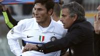 Tidak ada keraguan tentang seberapa besar legenda Javier Zanetti bagi Inter Milan. Dipadukan dengan mentalitas kemenangan Mourinho, ia mampu menyabet treble kontinental bersejarah di musim 2009-10. Zanetti tampil sebanyak 106 kali di bawah asuhan Mourinho. (AFP/Fabio Muzzi)