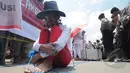 Seorang demonstran saat melakukan aksi teatrikal di depan Istana Merdeka, Jakarta, Senin (16/2/2015). Aksi teatrikal untuk mendesak Presiden Jokowi untuk melantik Budi Gunawan sebagai kapolri.  (Liputan6.com/Herman Zakharia). 