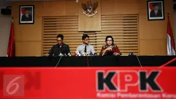 Pimpinan KPK, Basaria Panjaitan (kanan) saat memberi keterangan kasus OTT Hakim MK, Patrialis Akbar di Jakarta, Kamis (26/1). Patrialis diduga menerima suap uji materi undang-undang. (Liputan6.com/Helmi Fithriansyah)