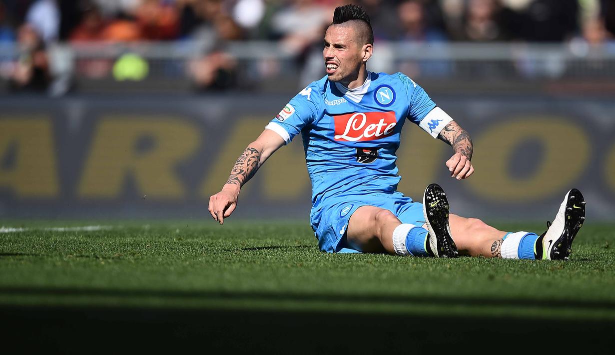 Pemain Napoli, Marek Hamsik terjatuh dan memprotes wasti saat melawan AS Roma  pada lanjutan Serie A Italia di Stadion Olympico, Roma, Senin (25/4/2016) WIB.  (AFP/Filippo Monteforte)