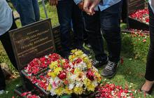 FOTO: Memperingati Tragedi 12 Mei 1998, Laskar Trisakti 08 Ziarah Makam Pejuang Reformasi