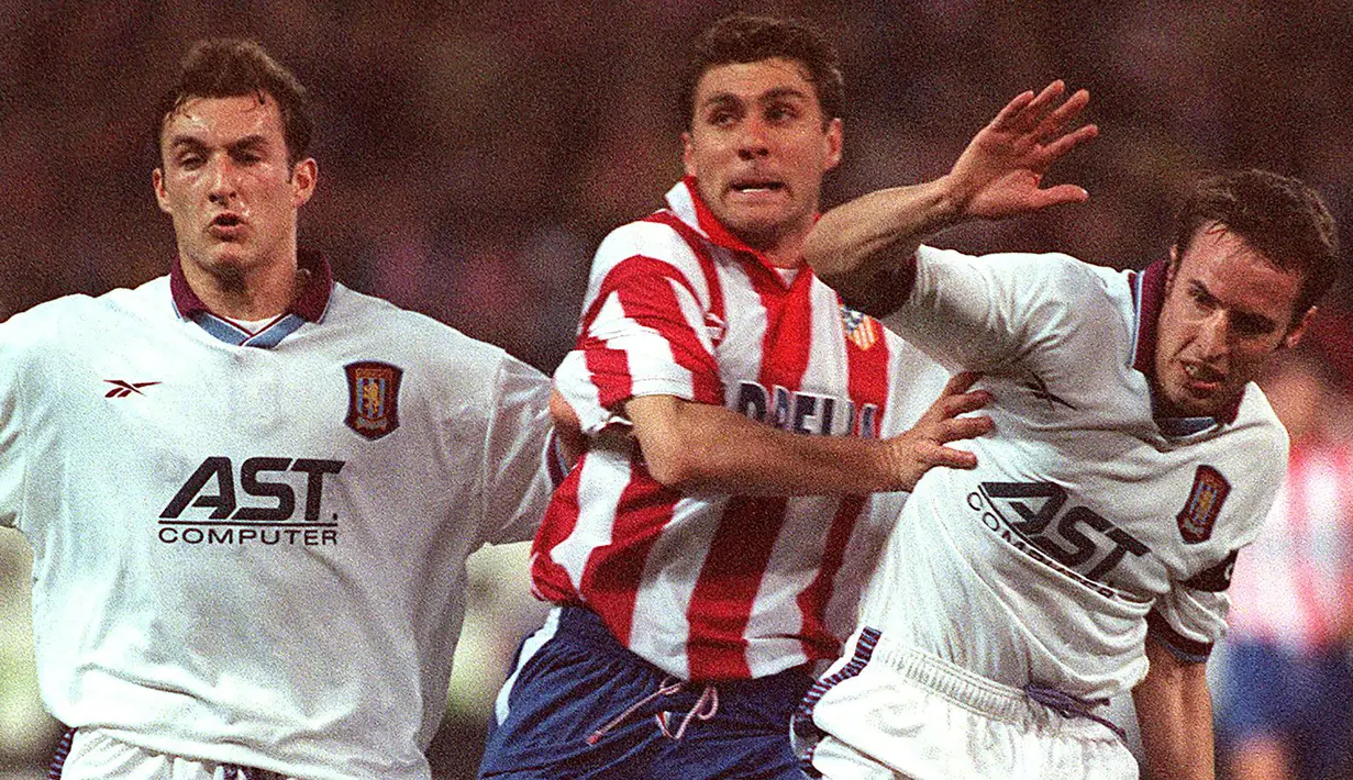 Striker Atletico Madrid, Christian Vieri (tengah) ditempel ketat dua pemain Aston Villa, Ricardo Scimeca (kiri) dan Gareth Southgate pada laga leg pertama perempatfinal Piala UEFA 1997/1998 di Vicente Calderon Stadium, Madrid (3/3/1998). Setelah membela Juventus selama semusim, striker Italia Christian Vieri hijrah ke Atletico Madrid pada awal musim 1997/1998. Ia langsung tampil tajam di musim pertama sekaligus musim terakhirnya dan menjadi top skor Liga Spanyol dengan mencetak total 24 gol dan 1 assist dari 24 laga. (AFP/Dominique Faget)