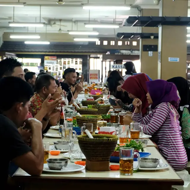 30 Rekomendasi Tempat Makan di Bandung untuk Keluarga, Nyaman dan Ramah Anak