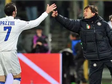 Striker Inter Milan Giampaolo Pazzini (kiri) merayakan gol dengan pelatih Leonardo pada partai Serie A di Stadio Artemio Franchi, kandang Fiorentina, 16 Februari 2011. AFP PHOTO/ALBERTO PIZZOLI