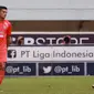 Pemain Borneo FC, Matheus Pato (kiri) mengontrol bola dibayangi pemain Persib Bandung, Marc Anthony Klok dalam pertandingan lanjutan BRI Liga 1 2022/2023 yang berlangsung di Stadion Pakansari, Bogor, Kamis (26/1/2023). (Bola.com/Ikhwan Yanuar)