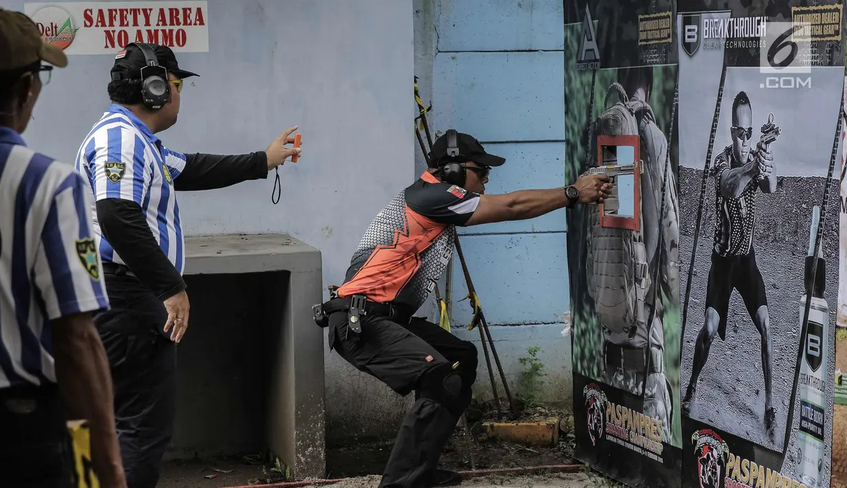Warga sipil mengikuti kejuaraan menembak Paspampres Shooting Championship 2018 di Jakarta, Jumat (9/2). Kejuaran tersebut memperingati Hari Bhakti ke-72, Pasukan Pengamanan Presiden (Paspampres). (Liputan6.com/Faizal Fanani)