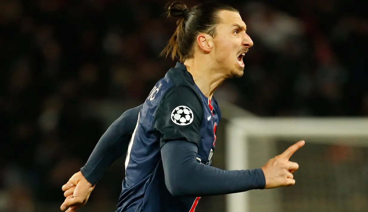 Penyerang PSG, Zlatan Ibrahimovic melakukan selebrasi usai mencetak gol kegawang Chelsea pada leg pertama Babak 16 besar Liga Champions di Parc des Princes, Paris, Rabu (17/2). PSG menang atas Chelsea dengan skor 2-1. (Reuters/Gonzalo Fuentes)