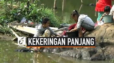 Kekeringan yang melanda wilayah Purwakarta membuat warga terpaksa gunaka air kubangan untuk mandi dan mencuci. Sementara untuk masak dan minum, mereka terpaksa harus membeli air.