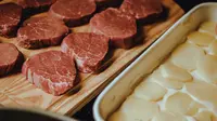 Daging kambing memiliki marbling lemak yang lebih sedikit daripada daging sapi. (pexels.com/@marinautrabo)