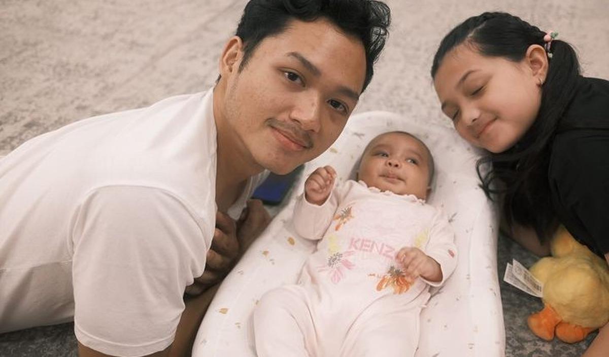 Ada juga yang salfok dengan penampilan Azriel. Potret Azriel ramai disebut begitu mirip dengan Kris Dayanti.<br>
