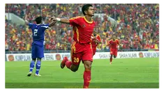 Pada musim pertamanya di Liga Malaysia bersama Selangor FA, Bambang Pamungkas dan Elie Aiboy berhasil mempersembahkan treble untuk tim berjulukan The Red Giants tersebut.