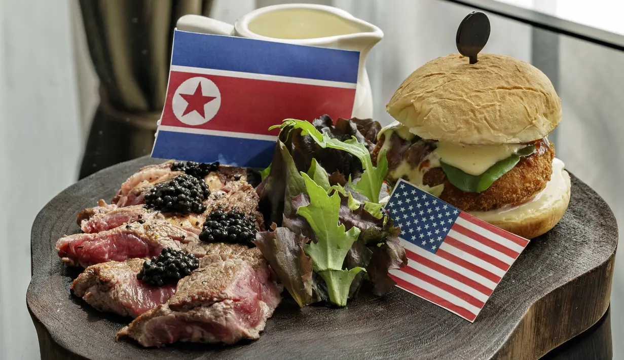 Restoran Sinfonia membuat makanan bertajuk RBW atau warna bendera AS dan Korea Utara di Singapura, 7 Juni 2018. Makanan itu memanfaatkan momentum pertemuan Donald Trump dan Pemimpin Korea Utara Kim Jong-un di Singapura 12 Juni nanti. (AFP/Nicholas YEO)