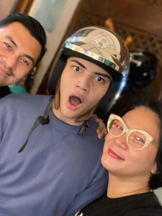 6 Potret Kebersamaan Dian Nitami dan Putra Bungsunya, Bak Kakak Adik