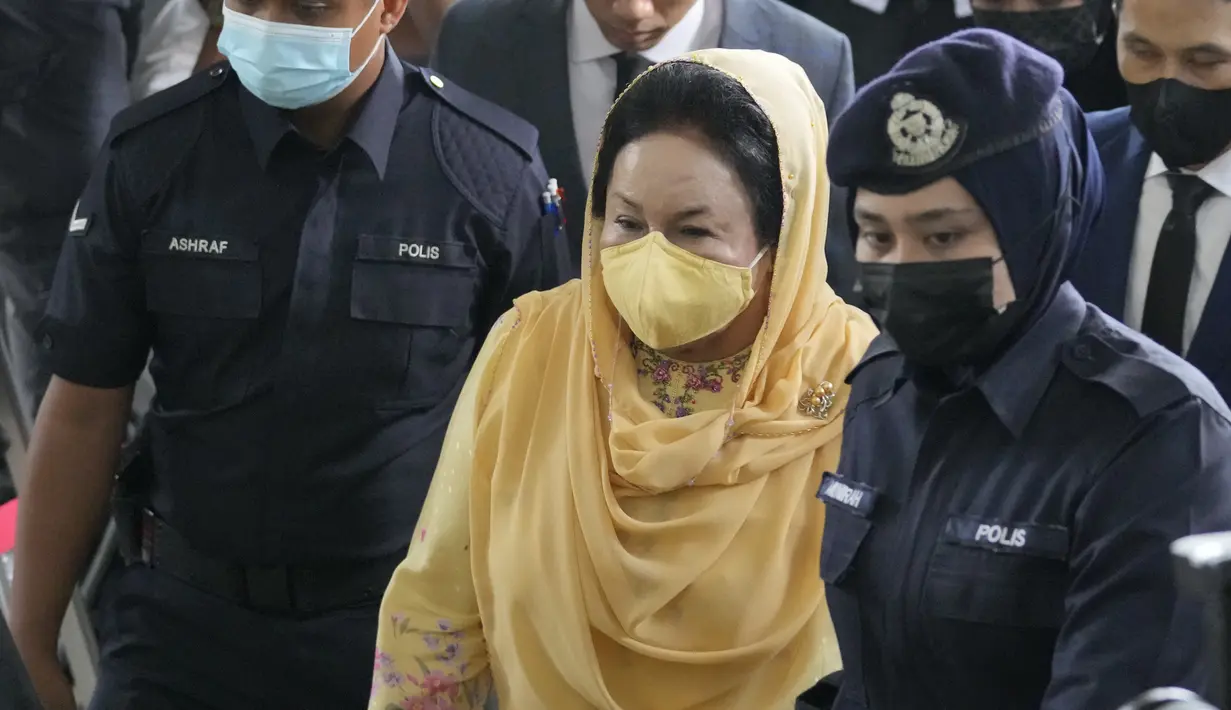 Rosmah Mansor (tengah) istri mantan Perdana Menteri Malaysia Najib Razak, tiba untuk mendengarkan vonis dalam sidang korupsinya di pengadilan tinggi di Kuala Lumpur, Kamis (1/9/2022). Rosmah Mansor, 70 tahun, mengaku tidak bersalah atas tiga tuduhan meminta dan menerima suap antara 2016 dan 2017. (AP Photo/Vincent Thian)