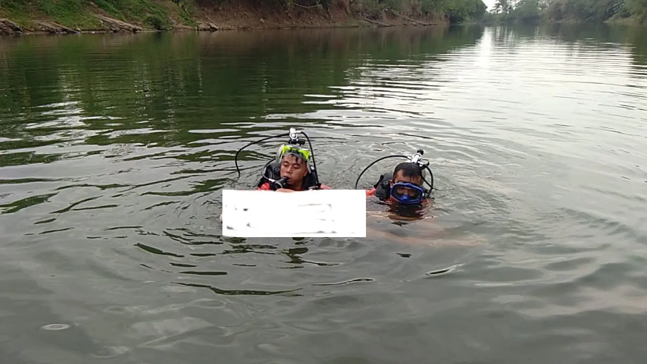 Bocah korban tenggelam Sungai Citanduy ditemukan dalam kondisi meninggal dunia, Kamis (20/9/2018). (Liputan6.com/Basarnas/Muhamad Ridlo)