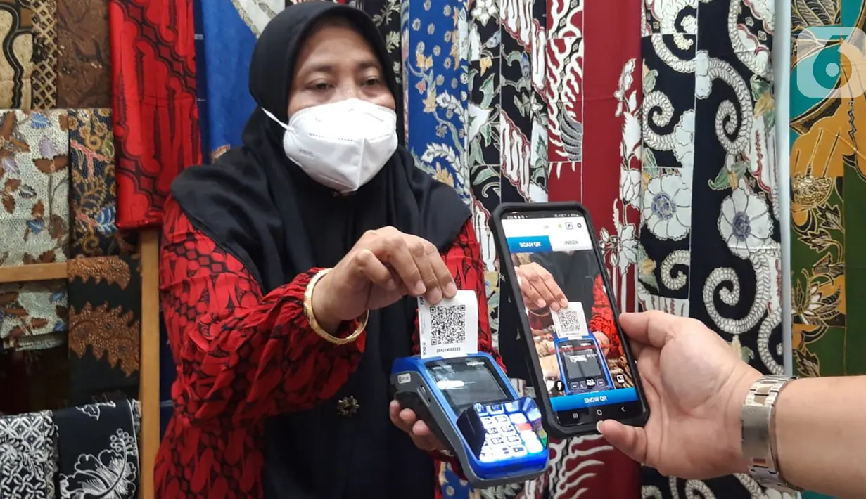 Pengunjung melakukan transaksi menggunakan QR Code BCA mobile pada pameran Adi Wastra Nusantara di Jakarta (11/2/2022). Pada Desember 2021, BCA mencatatkan kredit komersial dan UKM naik 4,8% YoY menjadi Rp195,8 triliun dan terus memperluas penggunaan QRIS. (Liputan6.com/HO/Eko)