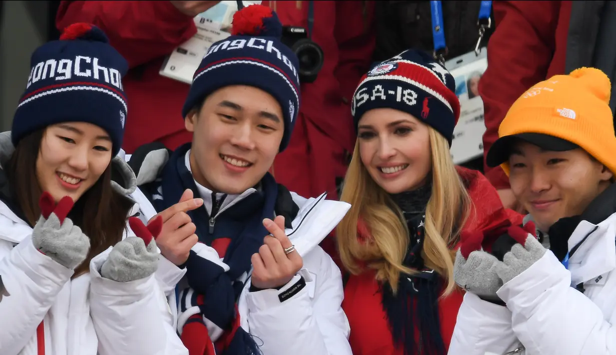 Putri Presiden AS Donald Trump yang juga penasihat senior Gedung Putih, Ivanka Trump (dua kanan) berpose dengan dengan pengunjung Olimpiade Musim Dingin Pyeongchang 2018, Korea Selatan, Sabtu (24/2/2017). (FRANCK FIFE/AFP)