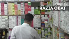 Polisi dan BPOM merazia toko obat yang ada di pasar Pramuka Jakarta Pusat. Saat razia petugas banyak menemukan obat-obat yang sudah kedaluarsa