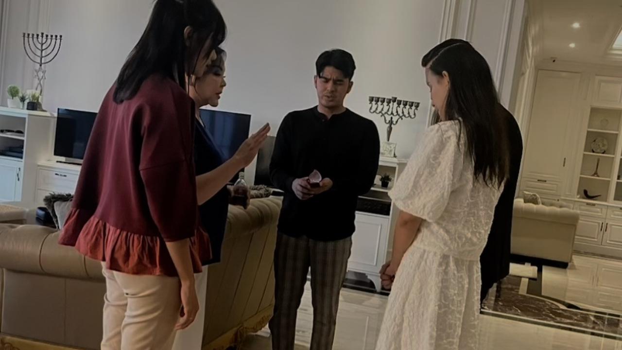 Meski sudah pernah menikah di tahun 2014, Rendy dan Lady tetap khusyuk menjalani prosesi pernikahan ulang. Keduanya mengikuti semua instruksi Darniaty Pariadji sebagai Ibu Gembala dengan khidmat.<br>