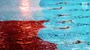 Sejumlah perenang menarik bendera Merah Putih saat pembukaan Indonesia Open Aquatic Championship 2017 di Stadion Aquatic GBK, Jakarta, Selasa (5/12). Ajang ini merupakan test event jelang Asian Games 2018. (Liputan6.com/Helmi Fithriansyah)