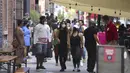 Orang-orang terlihat di zona katering outdoor Pasar Chelsea, New York, Amerika Serikat, 7 September 2020. Sebagian toko katering dan retail di Pasar Chelsea telah kembali beroperasi di tengah pandemi COVID-19. (Xinhua/Wang Ying)