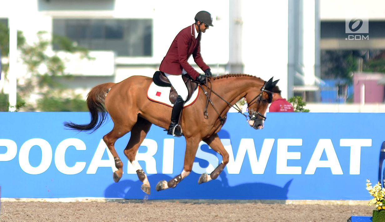 Atlet ketangkasan berkuda Qatar, Althani Al mengendalikan kuda bernama Sirocco saat final round 1 individual jumping Asian Games 2018 di Jakarta, Kamis (30/8). Harga Sirocco sekitar 20 juta euro atau lebih dari Rp 345 miliar. (Merdeka.com/Arie Basuki)