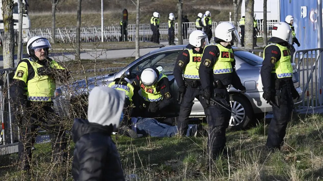 Polisi Swedia berusaha membubarkan demonstrasi ekstrimis anti-Islam yang ingin menista Al-Quran.