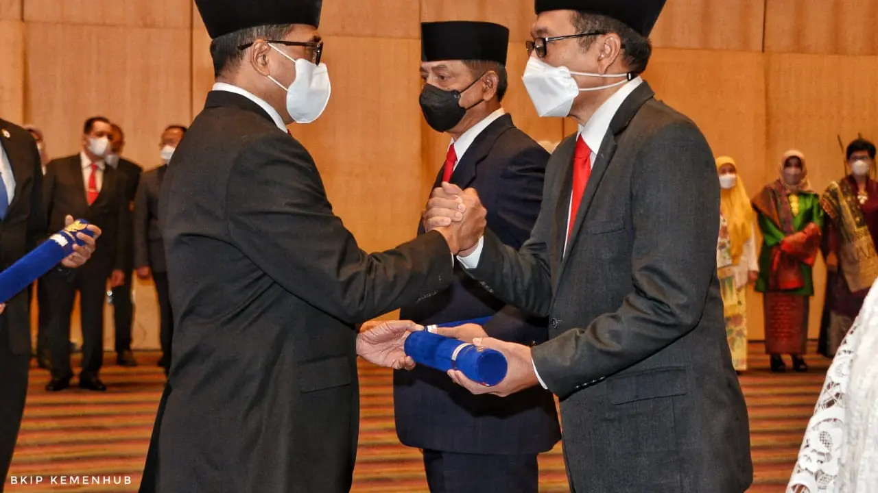 Menteri Perhubungan (Menhub) Budi Karya Sumadi melantik Direktur Jenderal (Dirjen) Perhubungan Darat dan Dirjen Perhubungan Laut baru.