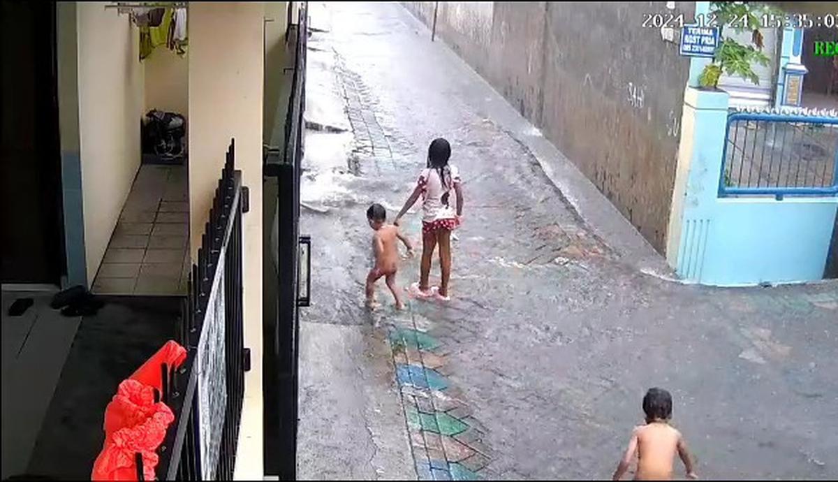 Bayi mandi hujan tercebur selokan