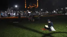 Seorang pemuda membaca dari Al-Quran sehari sebelum salat Jumat pertama di monumen tengara dalam 86 tahun setelah konversi kembali ke masjid di luar dirinya era-Bizantium Hagia Sophia, di distrik bersejarah Sultanahmet Istanbul, Kamis, (23/7/2020). (AP Photo/Omer Kuscu)