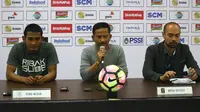 Pelatih PSMS Medan Djadjang Nurdjaman (tengah). (Liputan6.com/Kukuh Saokani)