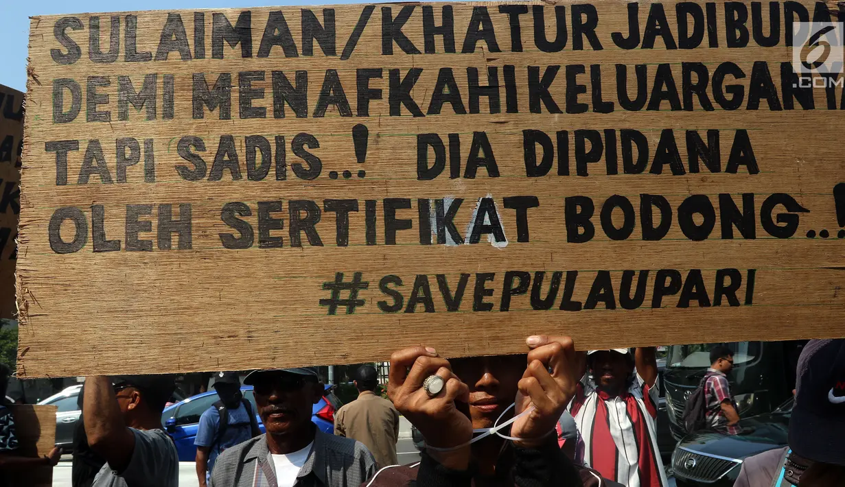 Warga Pulau Pari saat berunjuk rasa di depan Pengadilan Negeri Jakarta Utara, Selasa (8/5). Mereka juga menuntut dibebaskannya warga yang di tangkap terkait sertifikat Mal-Administrasi di Pulau Pari. (Liputan6.com/Johan Tallo)