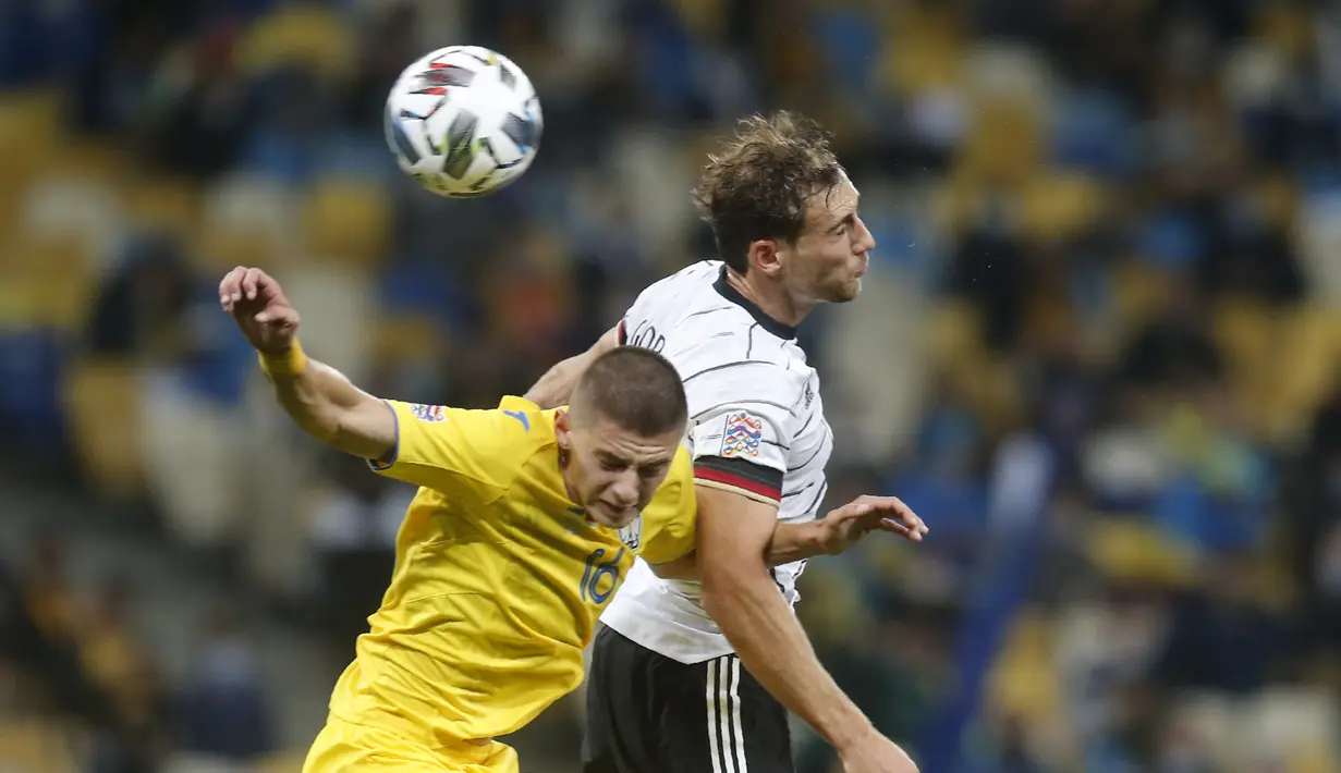 Bek Ukraina, Vitaliy Mykolenko berebut bola udara dengan gelandang Jerman, Leon Goretzka pada pertandingan  UEFA Nations League di Stadion Olimpiyskiy di Kyiv, Ukraina, Sabtu (10/10/2020). Jerman menang 2-1 atas Ukraina. (AP Photo/Efrem Lukatsky)