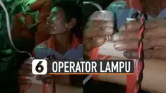 Pria ini tengah mengoperasikan lampu disko kedap-kedip secara manual, tanpa mixer.