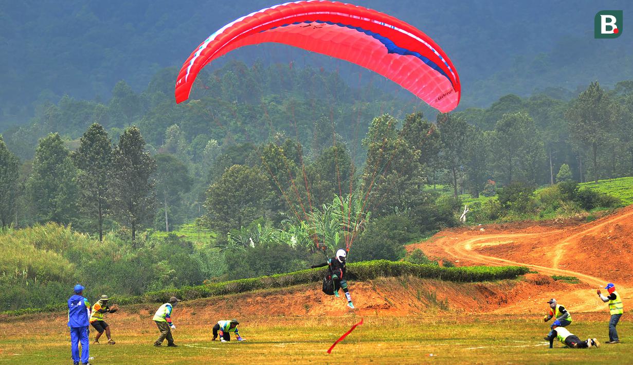 Atlet paralayang Indonesia, Lis Andriana, saat berlaga pada nomor ketepatan mendarat individual di Gunung Mas, Jawa Barat (21/08/2018). Tim paralayang Asian Games Indonesia sementara masih berada dalam tiga besar. (Merdeka.com/Arie Basuki)