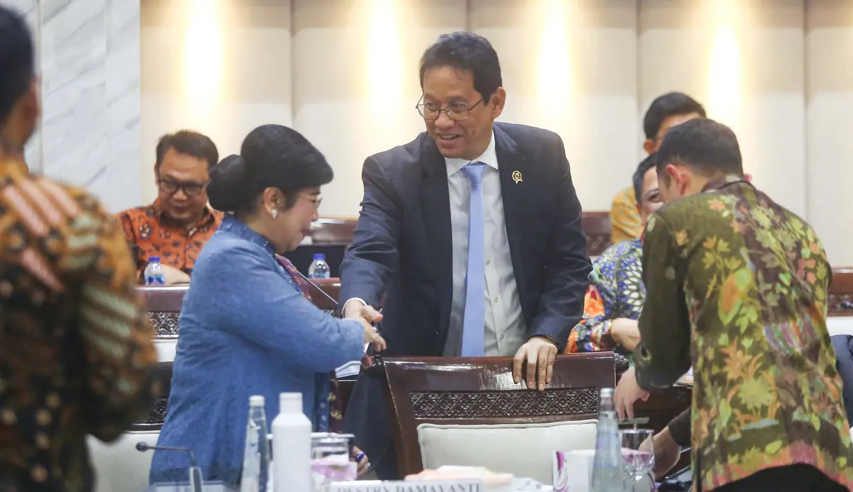 Menkeu Purbaya Yudhi Sadewa berjabat tangan dengan Pejabat Gubernur BI Sementara Destry Damayanti sebelum mengikuti rapat kerja dengan Komisi XI DPR RI terkait asumsi dasar RAPBN 2027 di Kompleks Parlemen, Senayan, Jakarta, Rabu, 2 September 2026. (KLY/ Arie Basuki)