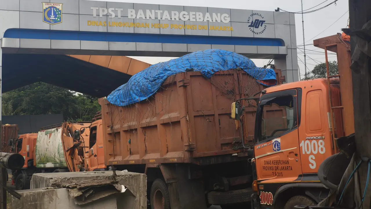 Foto alat berat tengah menangani sampah di Tempat Pembuangan Sampah Terpadu (TPST) Bantargebang, Kota Bekasi, Jawa Barat. Liputan6/Nur Habibie)
